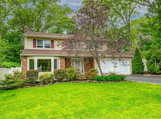 29 Harding St, Smithtown, NY 11787