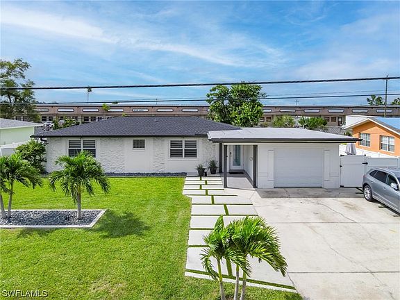 3rd image of 1119 NE Pine Island Ln