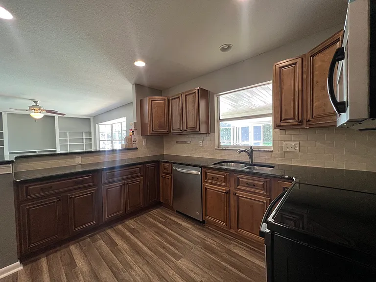 630 Queens Cir — Photo 8