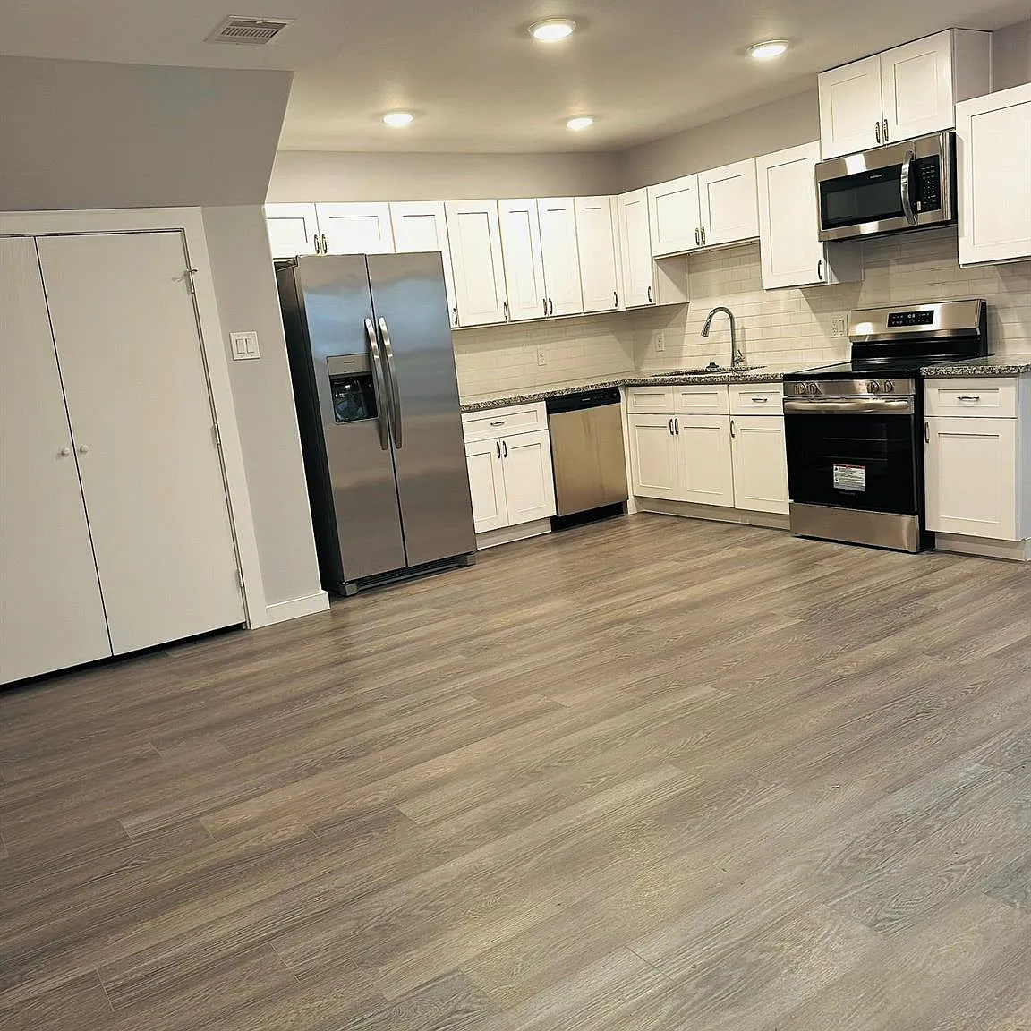 3 bed, 2.0 bath, 3233 sqft, $1,500 — Photo 3