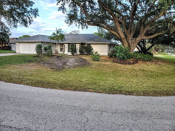 2nd image of 133 Oak Knolls Cir
