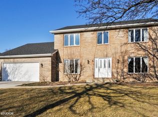 225 Lake View Dr, Aurora, IL 60506