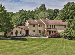 11 Pondview Dr, Pittsford, NY 14534