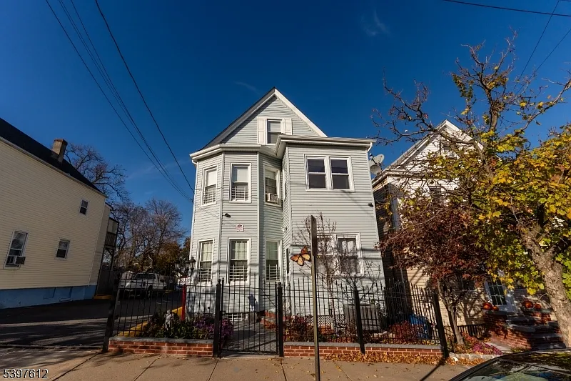 284 Summer St photo 1