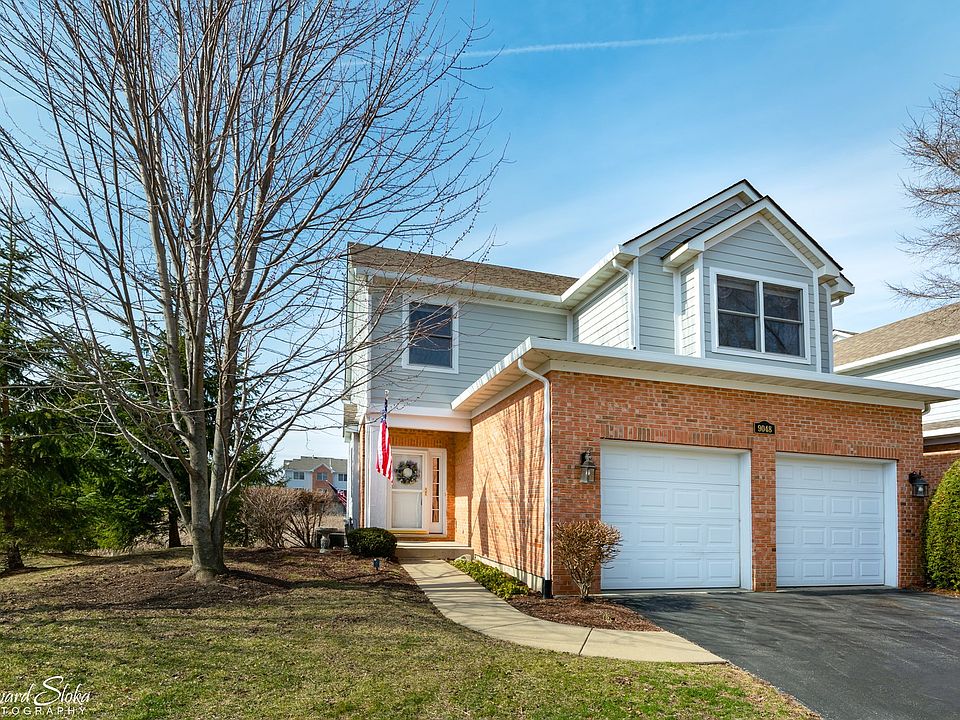 End unit with no neighboring homes on entrance side