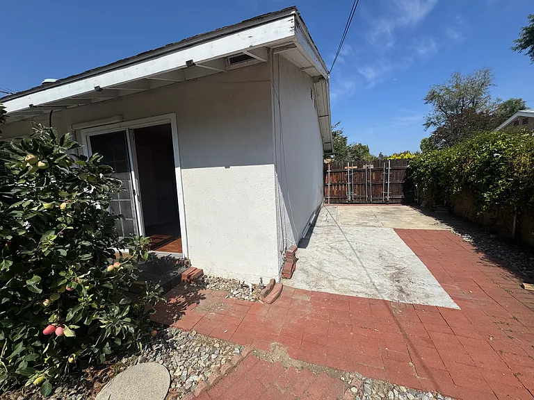 1919 Bridgeport Ave — Photo 9
