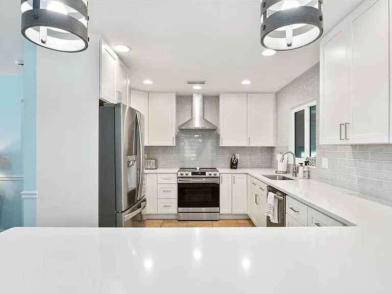 2729 Sydelle St — Photo 9