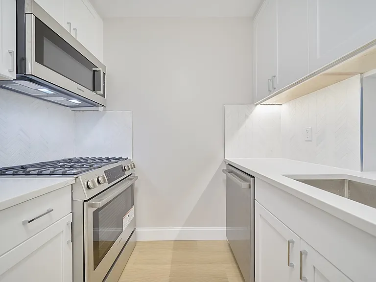 160 Riverside Blvd #304 — Photo 7