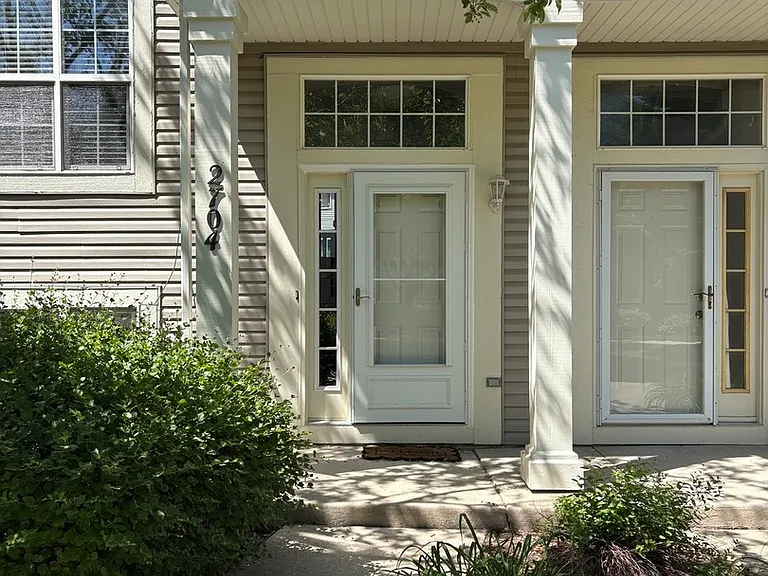2704 Canyon Dr — Photo 1