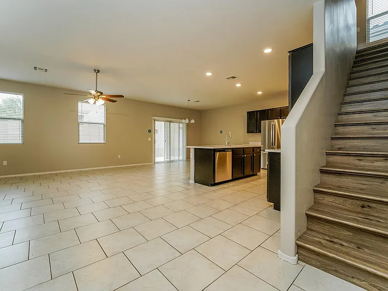7621 W Valencia Rd — Photo 6