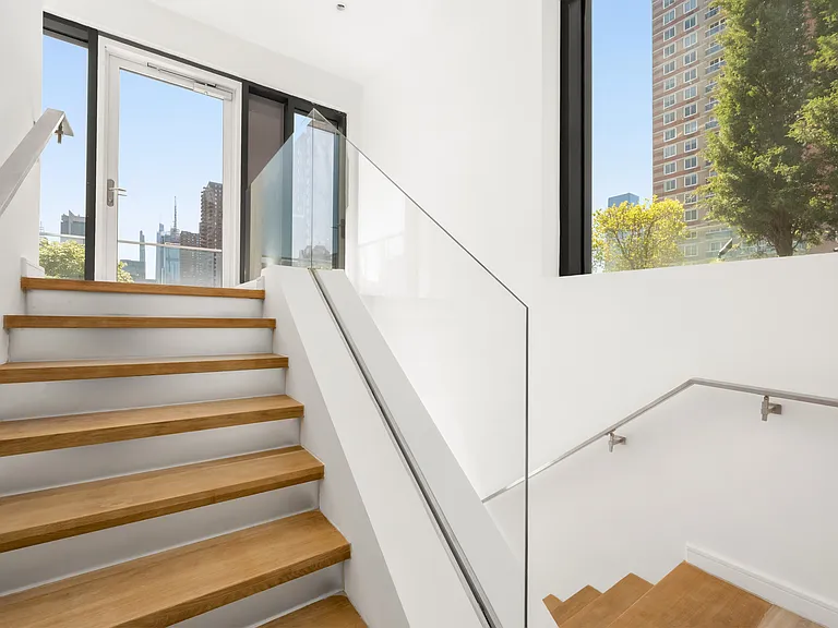 555 W 43rd St #Penthouse 1 — Photo 13