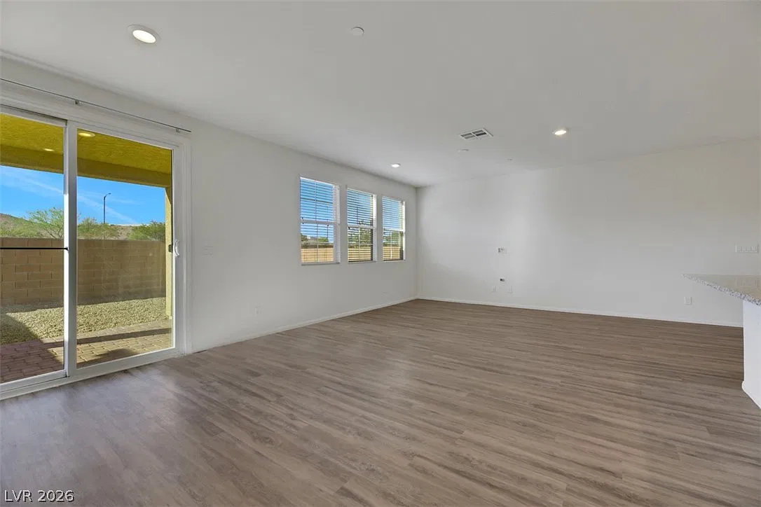 5 bed, 4.0 bath, 2467 sqft, $2,700 — Photo 4