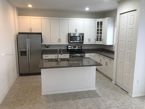 3rd image of 820 NE 191st St