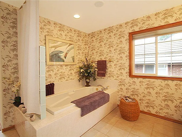 Master bath tub.