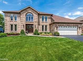 650 Red Maple Ln, Roselle, IL 60172