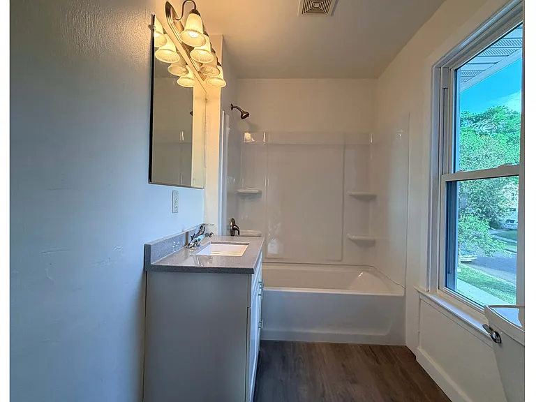 701 Gray St — Photo 9
