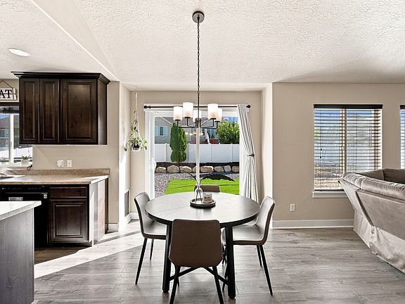 4th image of 582 Stone Way