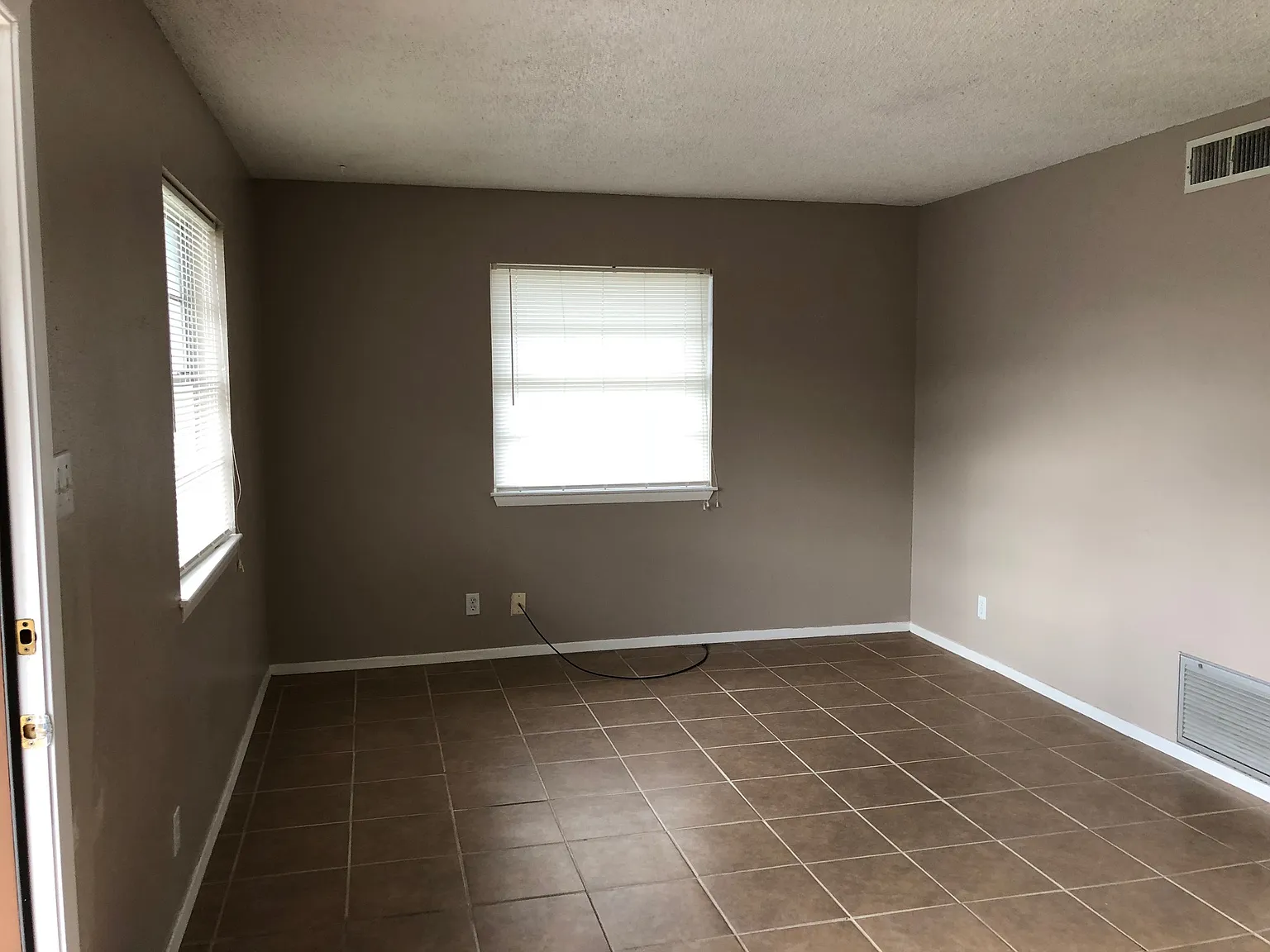 1 bed, 1.5 bath, 775 sqft, $725 — Photo 4