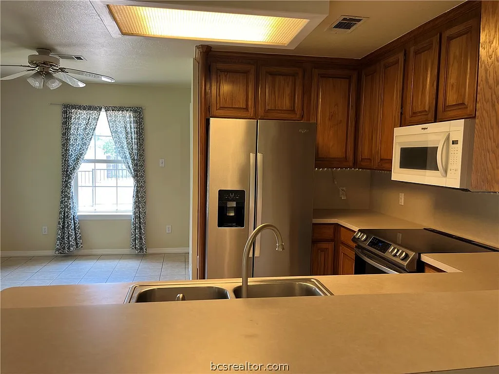 3 bed, 1330 sqft, $1,800 — Photo 4
