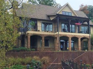 628 Pinegrove Dr, Muscle Shoals, AL 35661