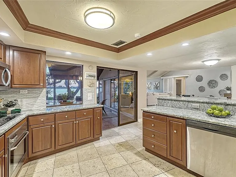 421 Waterside Ln — Photo 15