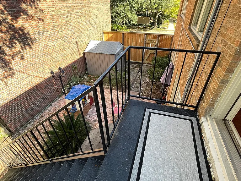 1604 Castle Ct — Photo 20