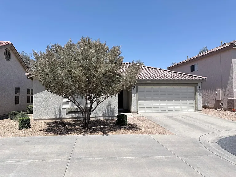 1106 S Fresno Ct — Photo 3