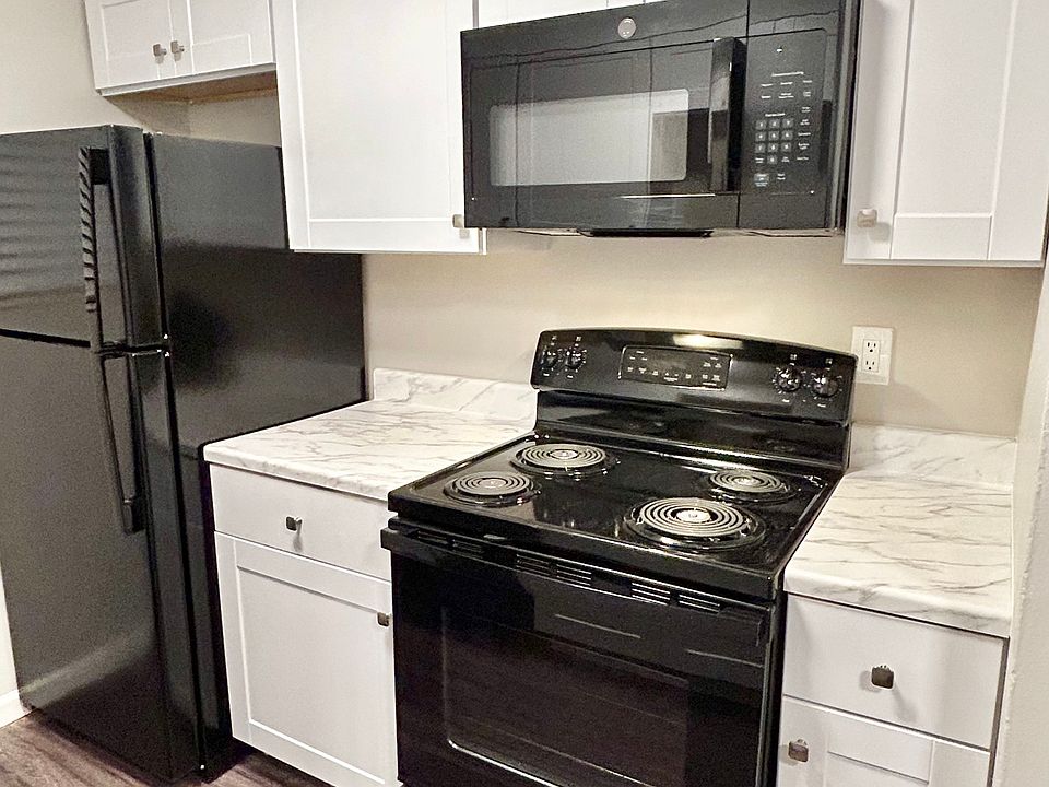 Experience modern culinary convenience with this stylishly designed kitchen. Experience modern culinary convenience with this stylishly designed kitchen.
