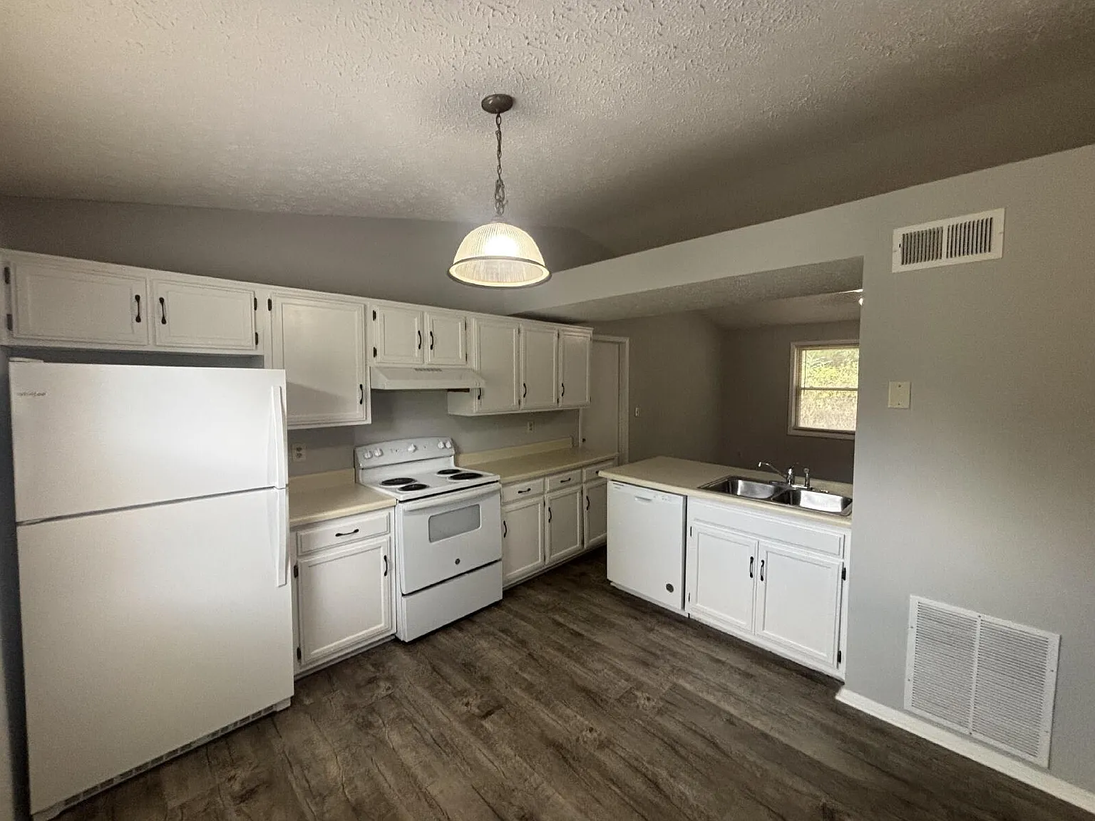 3 bed, 2.0 bath, 1350 sqft, $1,300 — Photo 2