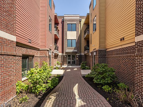 3rd image of 622 E 10th St APT 104