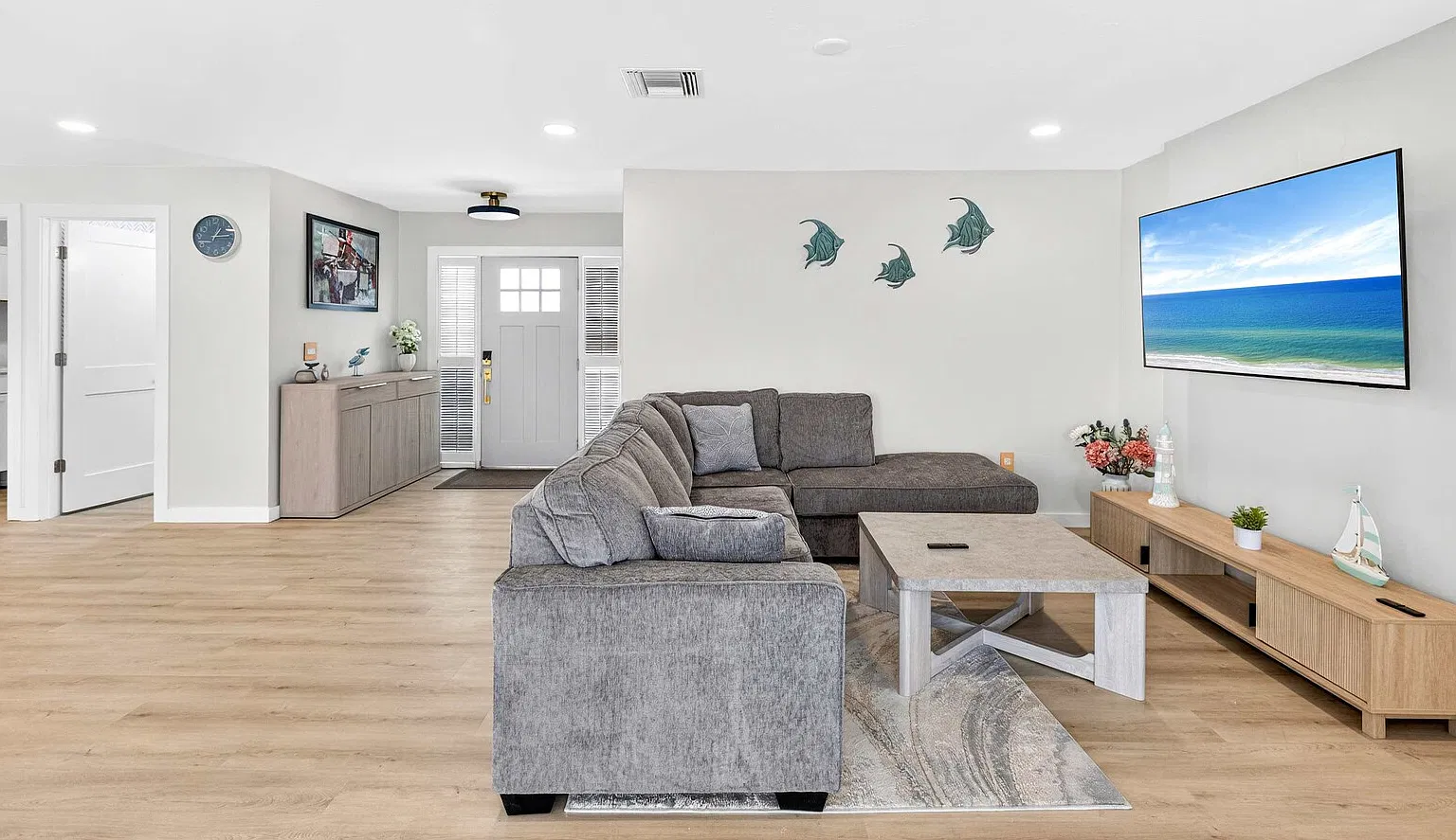 Spacious 4-Bedroom Retreat in Sarasota — Photo 2