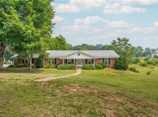 2900 Wonderwood Dr, Winston Salem, NC 27103
