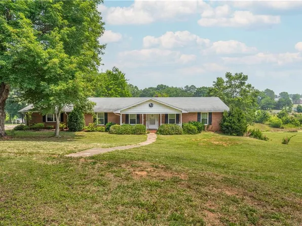 2900 Wonderwood Dr, Winston Salem, NC 27103