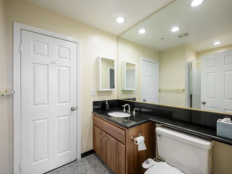 2233 Martin #307 — Photo 24