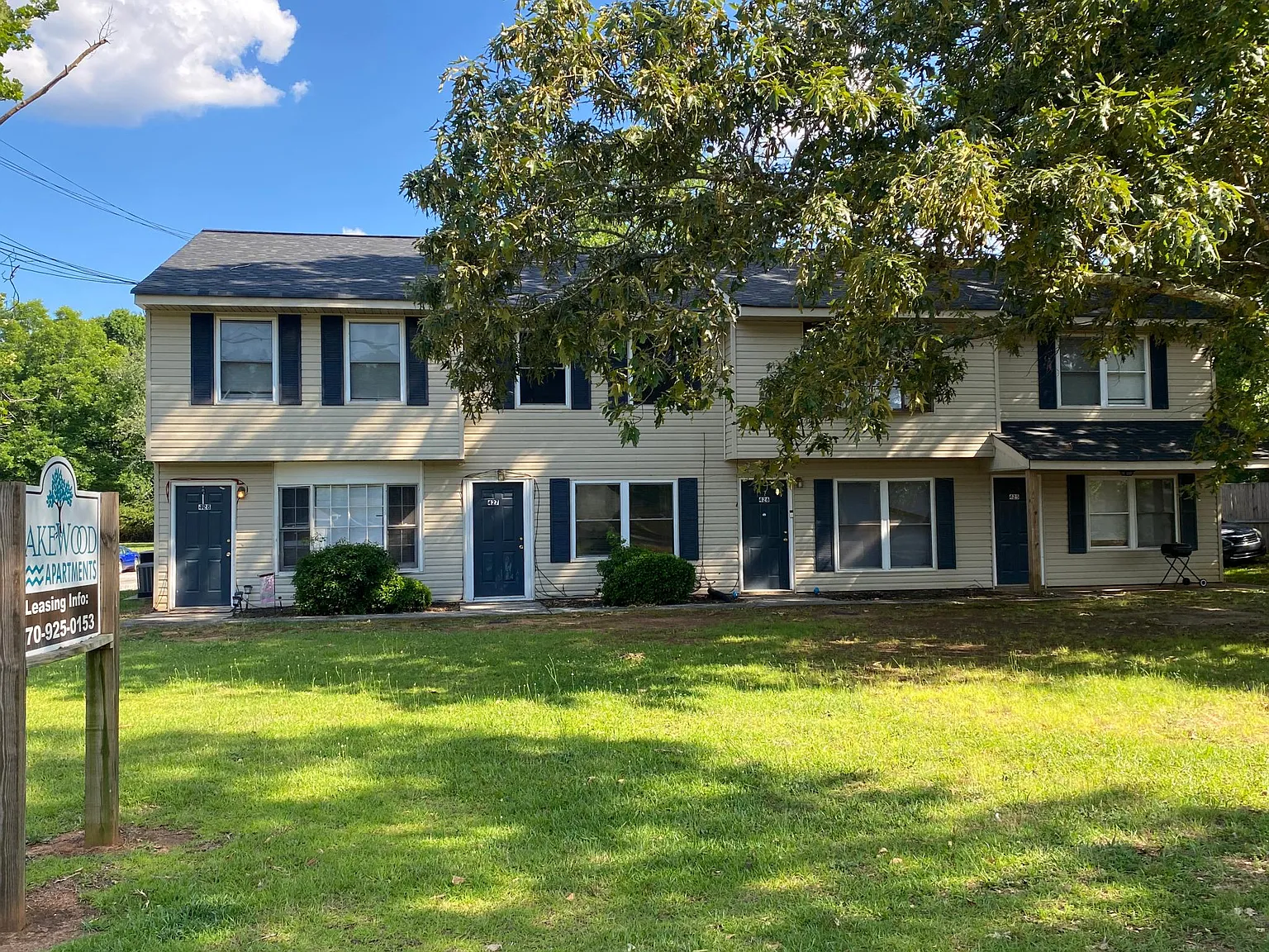 425 Lakewood Dr SW — Photo 1