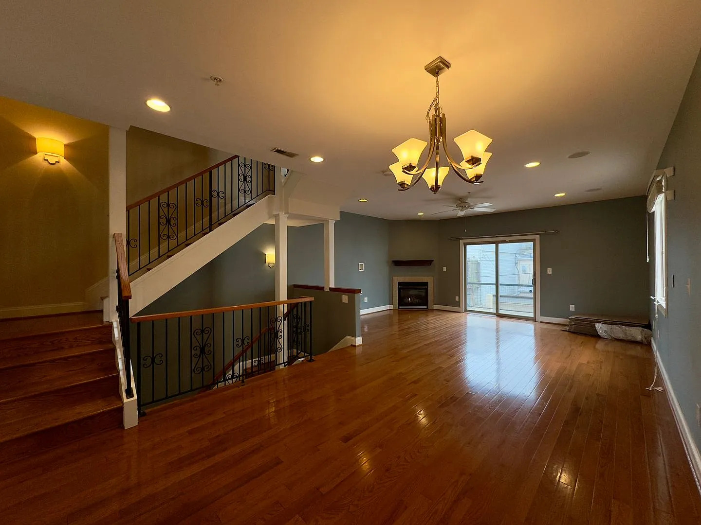 Charming 3BD/3.5BA Townhome with Attached Garage in Canton, MD! — Photo 3