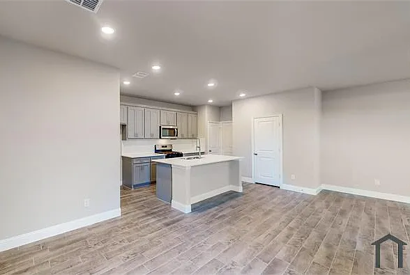 716 Portina Dr — Photo 7