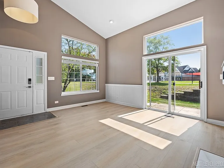 819 Asbury Dr — Photo 6