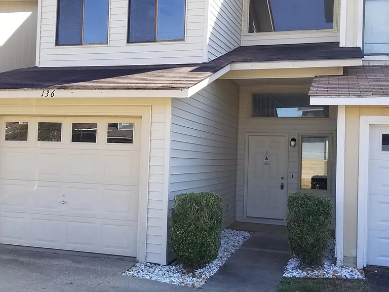 136 Woodfield Pl — Photo 4