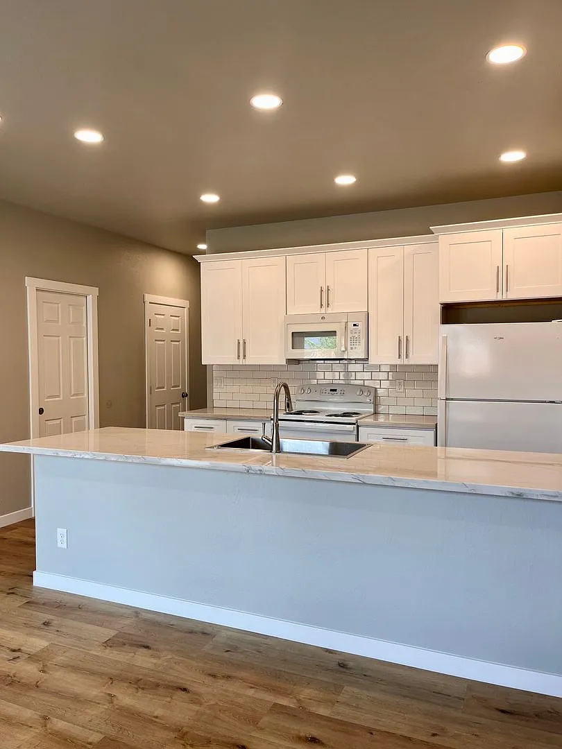 Medford, OR 2 Bedrooms with Both En-Suite Bathrooms, New Construction, $2295.00 a Month — Photo 3