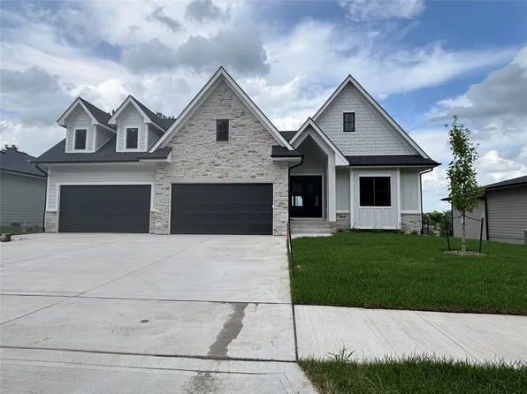 15801 Hickory Dr, Urbandale, IA 50323