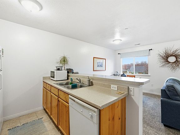 3rd image of 811 S Main St