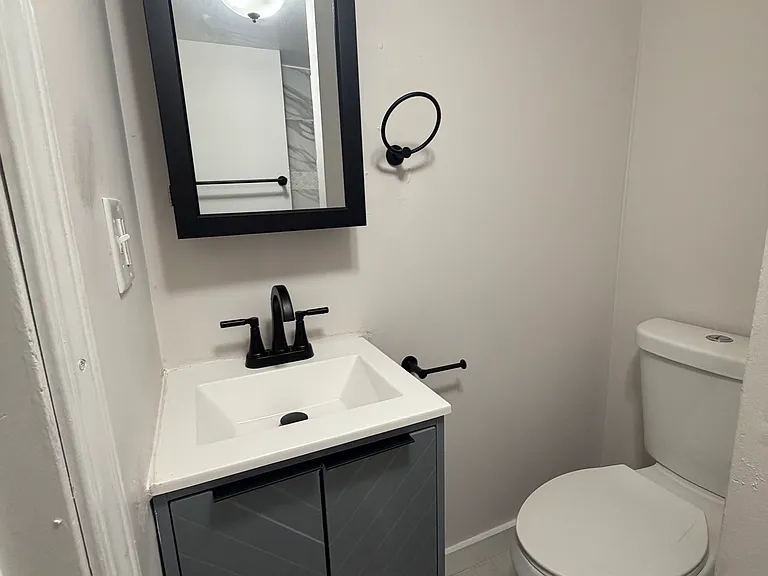 2228 S Sawyer Ave — Photo 2