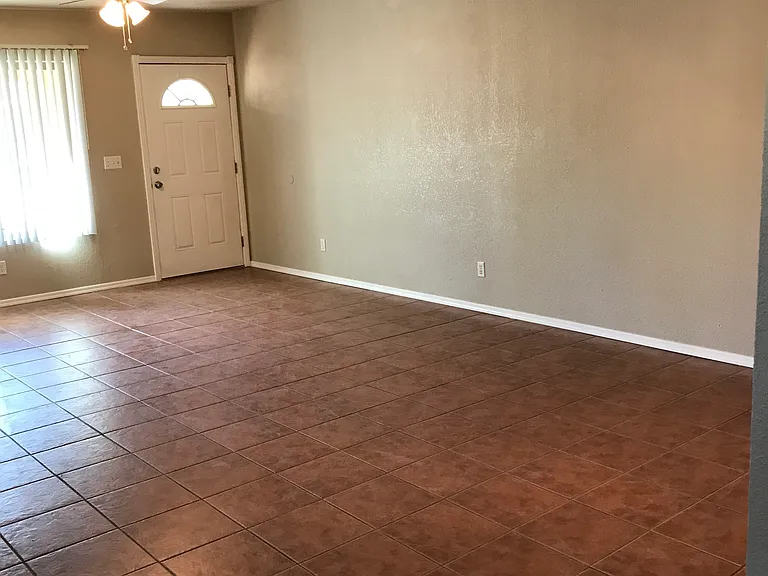 712 W Glenn St — Photo 3