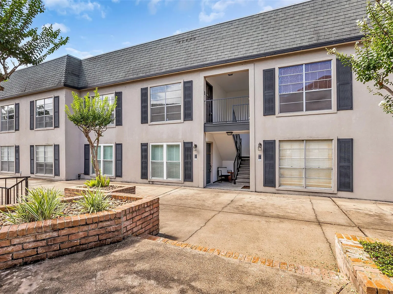 2 bed, 2.0 bath, 1158 sqft, $1,900 — Photo 2