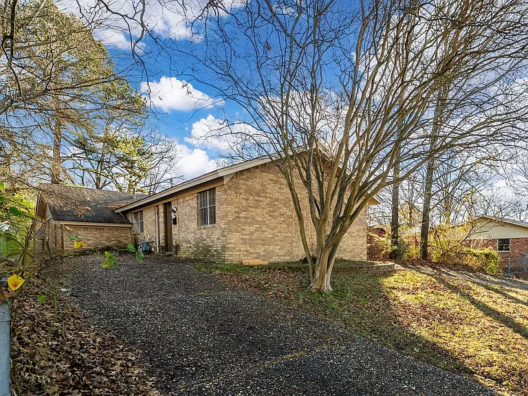 6104 Meadowbrook Ln — Photo 2