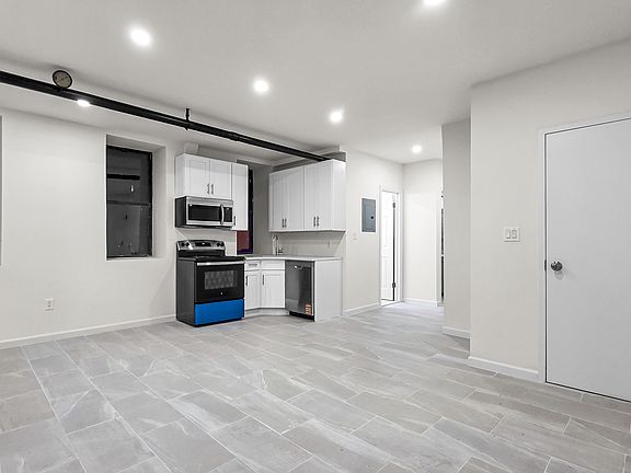 3rd image of 652 W 160th St #Basement