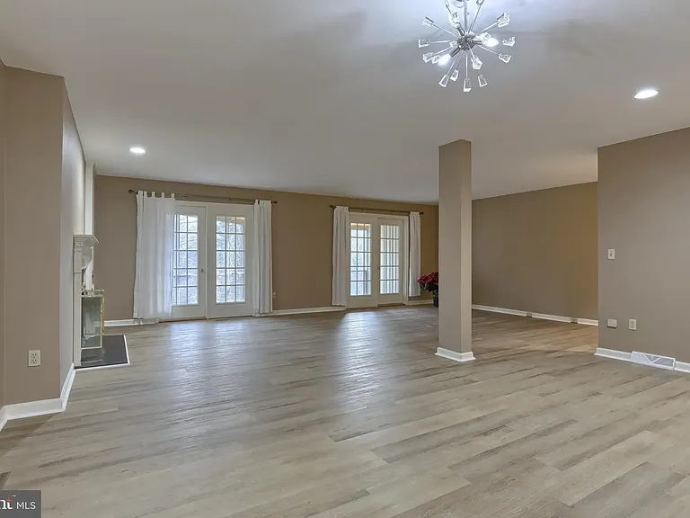 1127 Wicklow Ct — Photo 4
