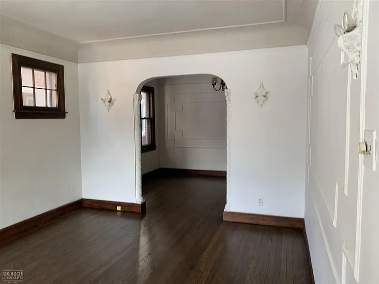 1092 Beaconsfield Ave — Photo 5