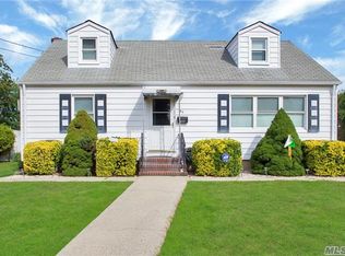 59 Fallwood Pkwy, Farmingdale, NY 11735